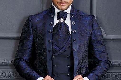 Con l'abito sposo damascato l'eleganza si fa disinvolta Con l'abito sposo damascato l'eleganza si fa disinvolta