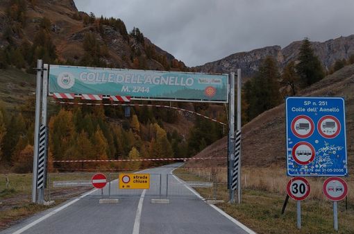 Sbarre giù alla "vecchia dogana" con i cartelli stradali che annunciano la chiusura definitiva della strada del Colle dell'Agnello fino alla primavera del 2026 Sbarre giù alla "vecchia dogana" con i cartelli stradali che annunciano la chiusura definitiva della strada del Colle dell'Agnello fino alla primavera del 2026