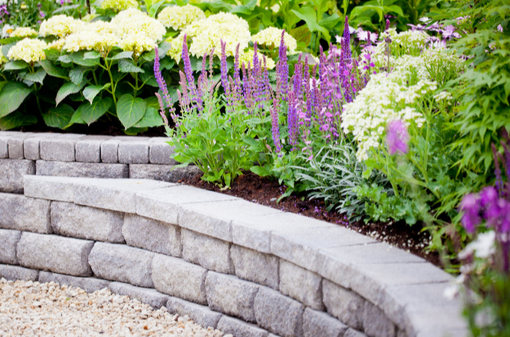 Muretti in pietra da giardino: l'eccellenza della quarzite nell'architettura del paesaggio Muretti in pietra da giardino: l'eccellenza della quarzite nell'architettura del paesaggio