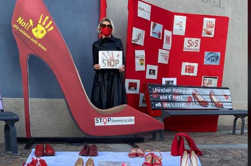 Anna Tognella accanto alla "scarpa gigante"