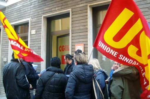 USb davanti alla Cgil in via Coppino (copyright targatocn.it)