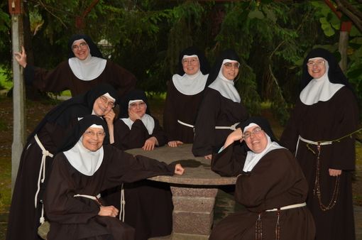 Le Sorelle Clarisse di Bra con suor Agnese (la terza da destra, seduta sul tavolo)