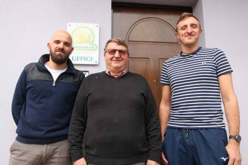 Papà Corrado con i figli Simone e Davide davanti all'ingresso degli uffici di San Biagio Papà Corrado con i figli Simone e Davide davanti all'ingresso degli uffici di San Biagio