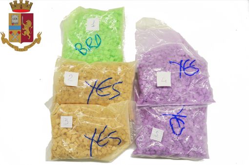 Un trolley pieno di pasticche: maxi sequestro di droga nel capoluogo