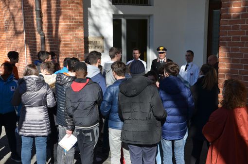 70 studenti delle superiori in visita alla sezione investigazioni scientifiche del Comando Provinciale Carabinieri di Cuneo