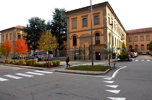 L'ingresso del liceo da Vinci di Alba