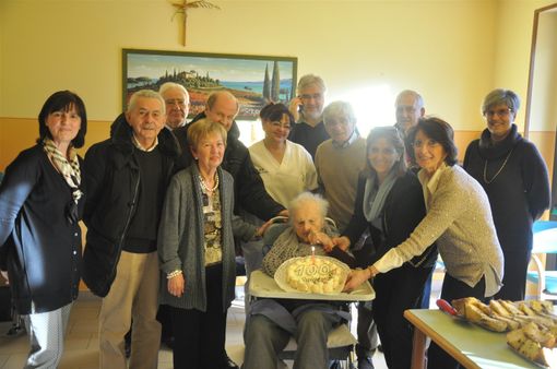 Luigina benedetto circndata da nipoti e pronipoti