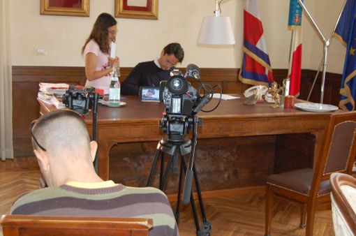 Un momento delle riprese nello studio del sindaco Un momento delle riprese nello studio del sindaco