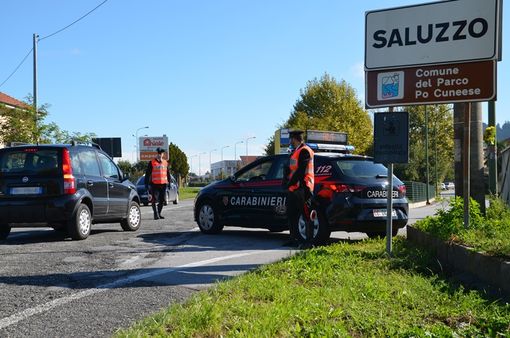 Due giovani saluzzesi rubano cibo in una tavola calda Due giovani saluzzesi rubano cibo in una tavola calda