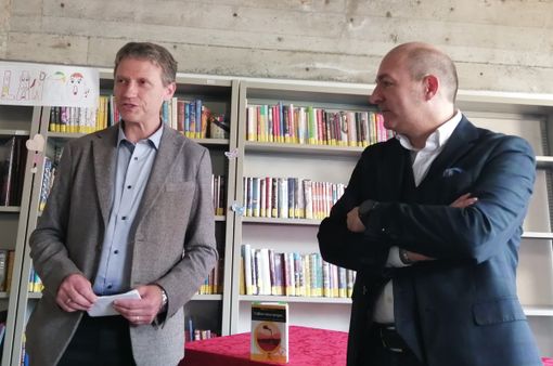 Lo scrittore Mauro Rivetti (a destra) e il vice sindaco di Lanzo Torinese, Fabrizio Casassa