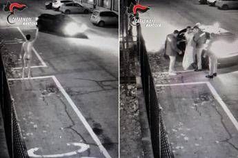 Vaga nudo e lascia droga davanti alla caserma dei carabinieri, 43enne denunciato Vaga nudo e lascia droga davanti alla caserma dei carabinieri, 43enne denunciato