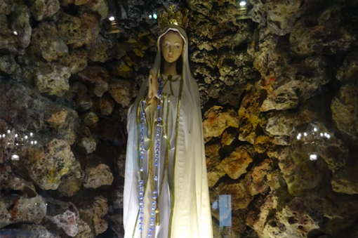 In foto simulacro della B.V. di Fatima, presente ai Battuti Neri di Bra In foto simulacro della B.V. di Fatima, presente ai Battuti Neri di Bra