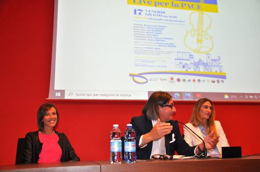 La serata musicale è stata presentata ieri nell’auditorium di Banca di Cherasco. Nella foto l'ideatore Claudio e le cantanti Silvia Mina (a sinistra) e Michelle Ruata