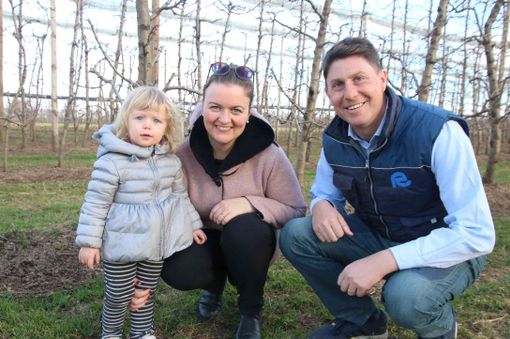 Paolo con la moglie Enrica e la figlia Ginevra nel frutteto di pesche