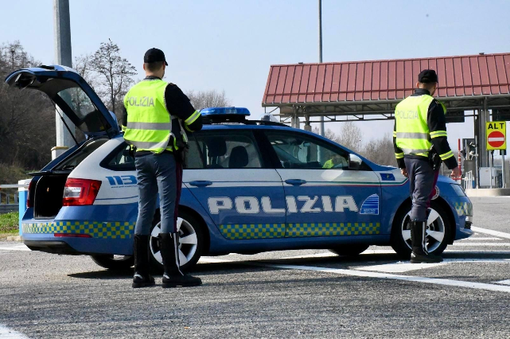 Carico di carne fresca trasportata nel bagagliaio di un’auto senza refrigerazione né documenti