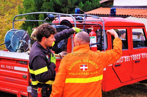 Operatori Aib e Vigili del fuoco in azione Operatori Aib e Vigili del fuoco in azione