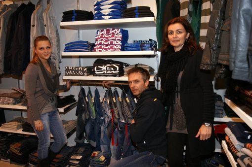 I due titolari del negozio con una commessa