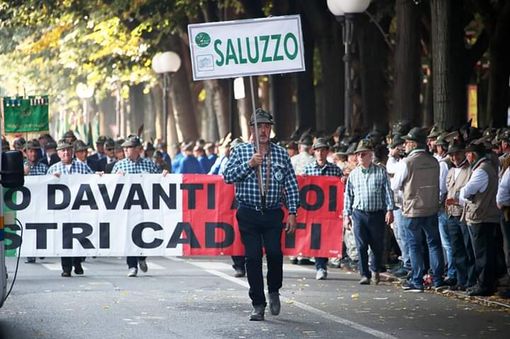 Gli alpini della "Monviso" sfilano a Vercelli Gli alpini della "Monviso" sfilano a Vercelli