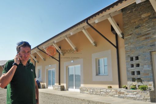 Il sindaco Fabio Bruno Franco di fronte alla scuola primaria già realizzata nell'area di fianco all'ex ferrovia