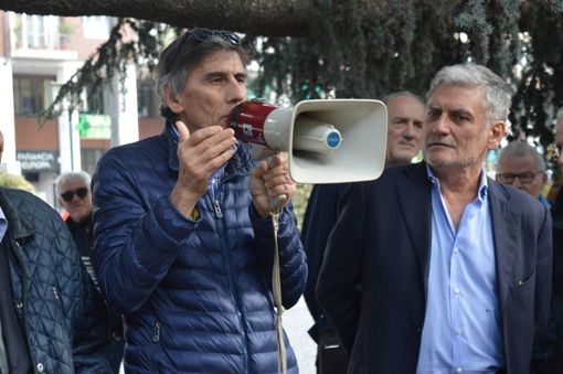 Il consigliere Claudio Bongiovanni in un suo intervento in piazza Europa - foto: Simone Giraudi