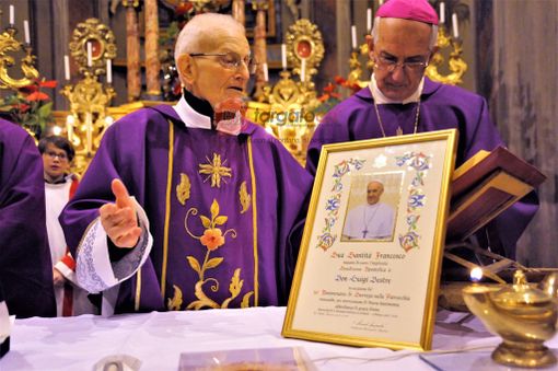Don Luigi Destre (a sinistra) con il vescovo emerito Giuseppe Guerrini durante la Santa Messa per i 50 anni di servizio sacerdotale a Crissolo - Copyright Targatocn.it Don Luigi Destre (a sinistra) con il vescovo emerito Giuseppe Guerrini durante la Santa Messa per i 50 anni di servizio sacerdotale a Crissolo - Copyright Targatocn.it