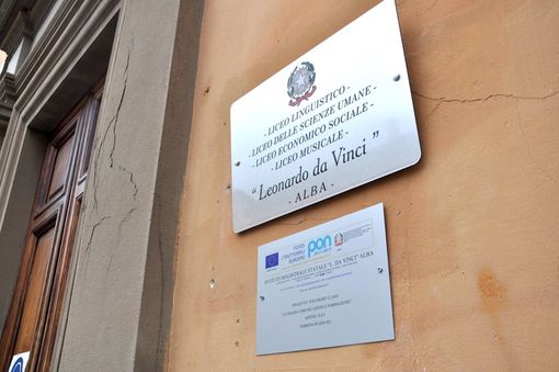 L'ingresso del liceo da Vinci di Alba