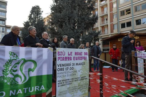 Cuneo, l'urlo del ‘no’ al parcheggio interrato di piazza Europa: “Non diventerà un'altra piazza Boves” [GALLERY]