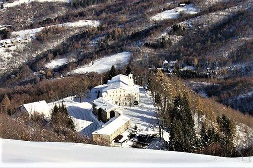 Il Santuario di Valmala durante la stagione invernale Il Santuario di Valmala durante la stagione invernale