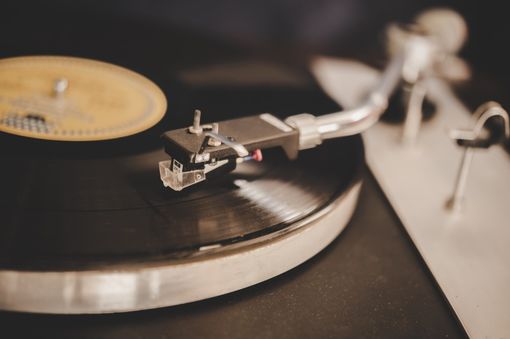 A Barolo “Una Piccolissima Serenata – 50 anni di musica d’autore italiana”