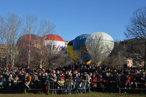 Una parte della folta cornice di pubblico che ha animato il volo pomeridiano dell'Epifania (copyright TargatoCn.it)