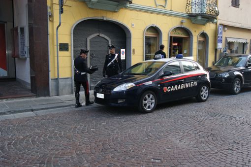Bra, due minorenni danneggiano la porta d’ingresso e scappano con la refurtiva
