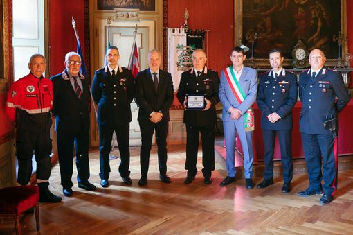 La consegna della targa al comandante Giuseppe Marcigliano