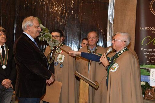 Tre nuovi accoliti della Nocciola per la Confraternita della Tonda Gentile di Langa Tre nuovi accoliti della Nocciola per la Confraternita della Tonda Gentile di Langa