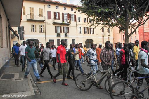 Saluzzo, la sepoltura nel cimitero dei due giovani africani morti nel rogo dell'auto