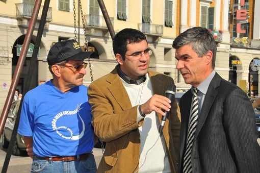 L'inviato Rai mentre intervista il dirigente Giraudo (Foto Teresa Maineri)