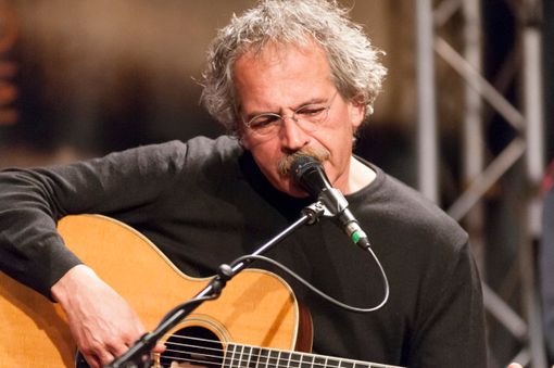 A Bosia un murale e una passeggiata letteraria per ricordare e celebrare Gianmaria Testa