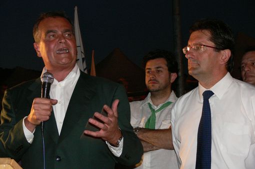 Roberto Calderoli durante il comizio con a fianco Michelino Davico (Fotoservizio targatocn.it)