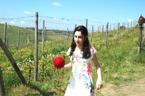 In foto, la giovane attrice Alice Borghetto con il gomitolo di lana rossa che scandisce il racconto