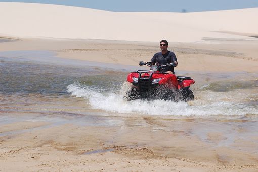 Alessandro Battaglia sul quad ad Antins in Brasile