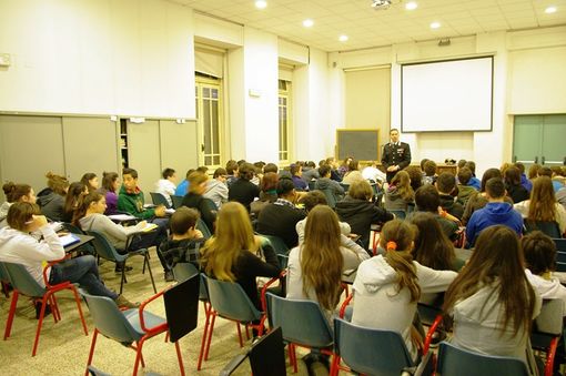 Carabinieri in cattedra, questa mattina ad Alba, alle medie “Vida” e “Pertini” Carabinieri in cattedra, questa mattina ad Alba, alle medie “Vida” e “Pertini”