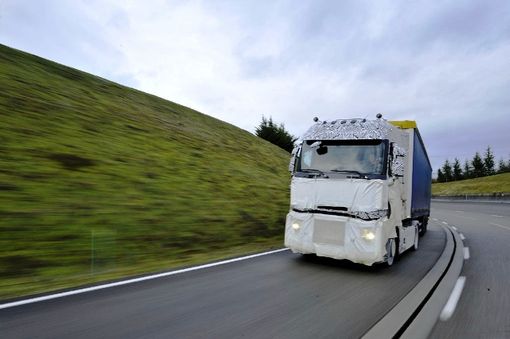 Ecco come si presenta un autocarro Renault sorpreso camuffato durante un viaggio di collaudo. Per ciascuno dei 6500 pezzi che compongono il mezzo sono previsti severi test in fabbrica e su strada