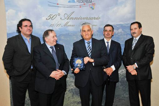 Il momento di consegna della targa a Maurilio Paseri (© targatocn.it)