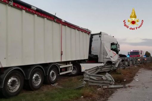 Tir contro il guardrail sulla Bovesana, soccorsi al lavoro e traffico in tilt Tir contro il guardrail sulla Bovesana, soccorsi al lavoro e traffico in tilt