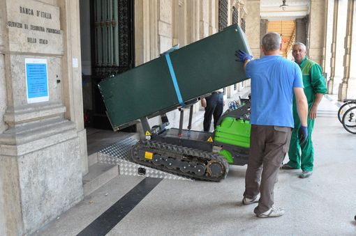 Merlo aiuta i carabinieri di Cuneo nel trasferimento delle casseforti storiche della Banca d’Italia