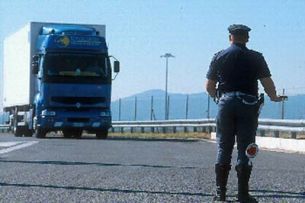 Trasporto di alimenti non refrigerati: intervento della Polizia Stradale alla barriera di Govone Trasporto di alimenti non refrigerati: intervento della Polizia Stradale alla barriera di Govone