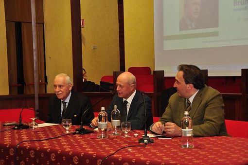 Il tavolo dei relatori con l'Onorevole tabacci al centro