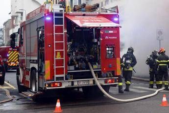 Roma, bombola di gas esplode sulla Prenestina: auto in fiamme, alta colonna di fumo Roma, bombola di gas esplode sulla Prenestina: auto in fiamme, alta colonna di fumo