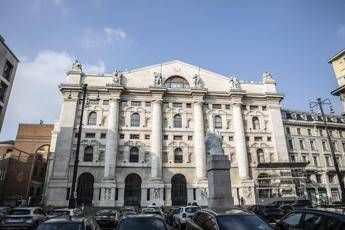 Attacco all'Iran, sale prezzo petrolio. Pioggia di rialzi per benzina e diesel Attacco all'Iran, sale prezzo petrolio. Pioggia di rialzi per benzina e diesel