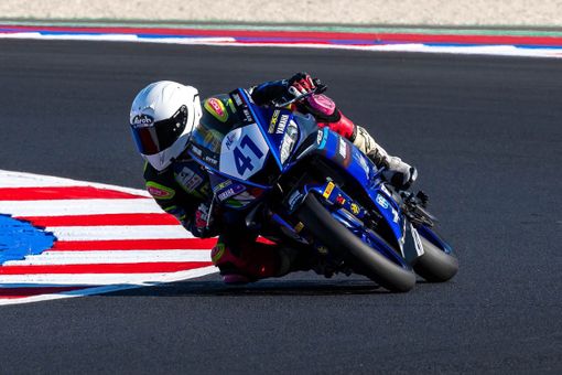 Primo piano di Arianna Barale, in sella alla Yamaha R3