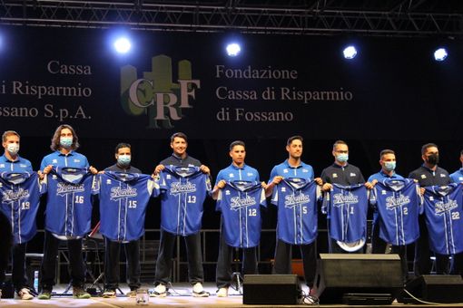 Fossano, piazza Castello, presentazione casacche in vista di Piemonte Euro2021